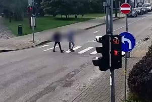 Муниципальная полиция Даугавпилса оперативно задержала подозреваемых в краже огнестрельного оружия (видео)