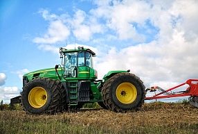 Apes novads par 24 000 eiro iegādāsies traktoru ar aprīkojumu