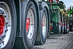 Aizdomās par traktoru nelikumīgu iegūšanu savā īpašumā amatu pamet Līvānu komunālās saimniecības vadītājs