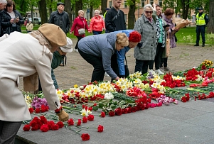 Фотофакт: даугавпилчане возлагают цветы к мемориалу в парке Дубровина