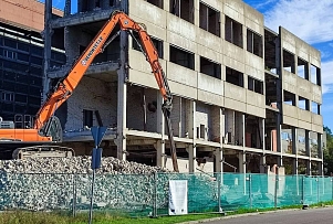 Фотофакт: в Даугавпилсе начали сносить очередное заброшенное здание