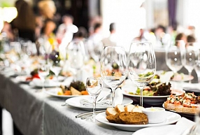 Kas jāzina par galda klāšanu banketos, un kāpēc to uzticēt profesionāļiem?