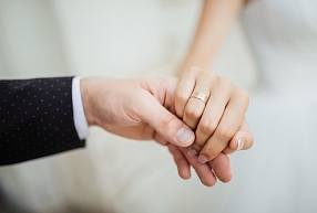 Zelta vai sudraba laulību gredzeni? 5 vienkārši soļi, kā izvēlēties laulību gredzenus