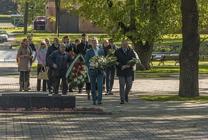В Даугавпилсе возложены цветы на места захоронений жертв Второй мировой войны (фото)