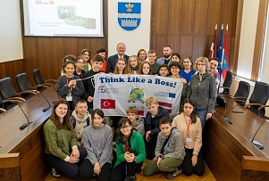 Школьникам из Польши и Турции рассказали о «зеленом» Даугавпилсе