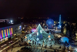 ТОП самых красивых елок 2025: на первом месте елка в Даугавпилсе