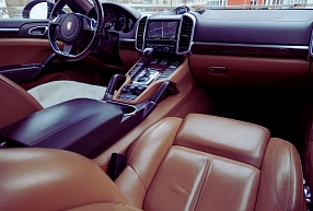 Kā vērtību saglabā mazlietoti Porsche un BMW auto