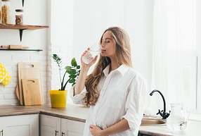 Kāpēc pietiekama ūdens uzņemšana grūtniecības laikā ir svarīgāka, nekā tu domā? 