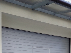 Hormann industriālie sekciju vārti ar personāldurvīm