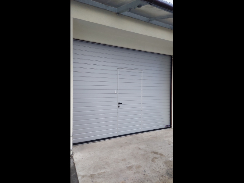 Hormann industriālie sekciju vārti ar personāldurvīm