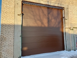 Hormann industriālie sekciju vārti brūnā krāsā