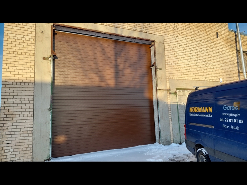 Hormann industriālie sekciju vārti brūnā krāsā