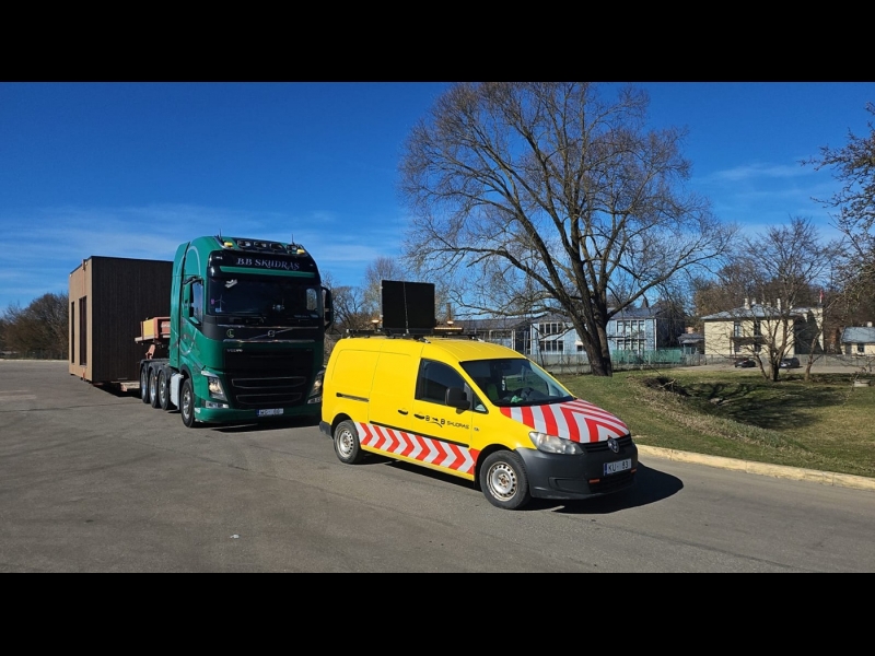 Lielgabarīta krava, moduļu māju pārvadājumi ar  pavadību