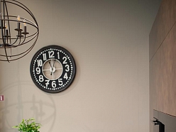 ALANDEKO virtuve virtuves mēbeles bāra krēsli griestu apgaismojums bāra letes samta mēbeles neitrāli interjera toņi