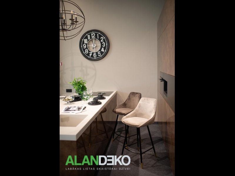 ALANDEKO virtuve virtuves mēbeles bāra krēsli griestu apgaismojums bāra letes samta mēbeles neitrāli interjera toņi