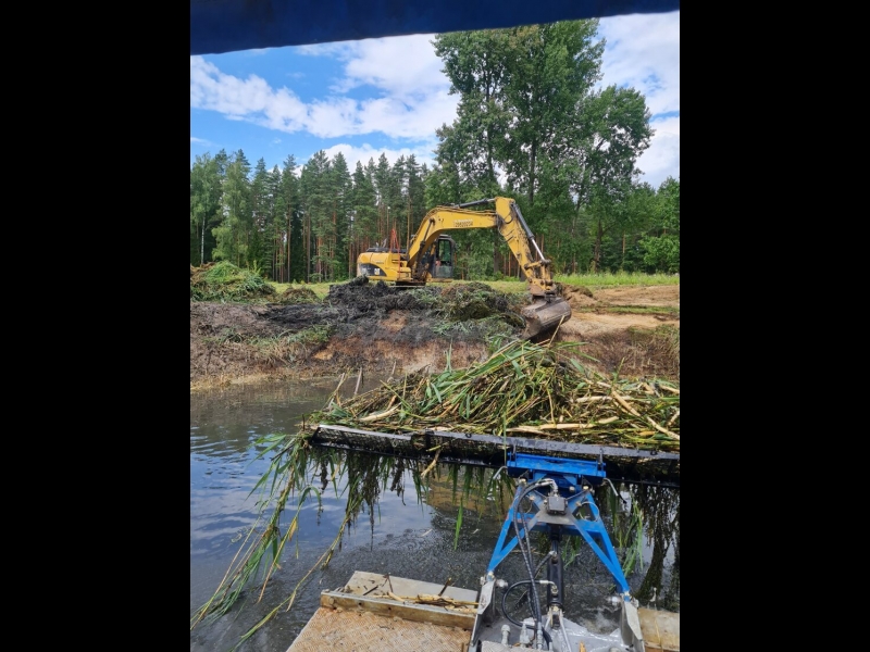 Ūdenstilpes tīrīšana ar ekskavatoru
