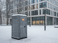 Tualete sniegotā pilsētā.