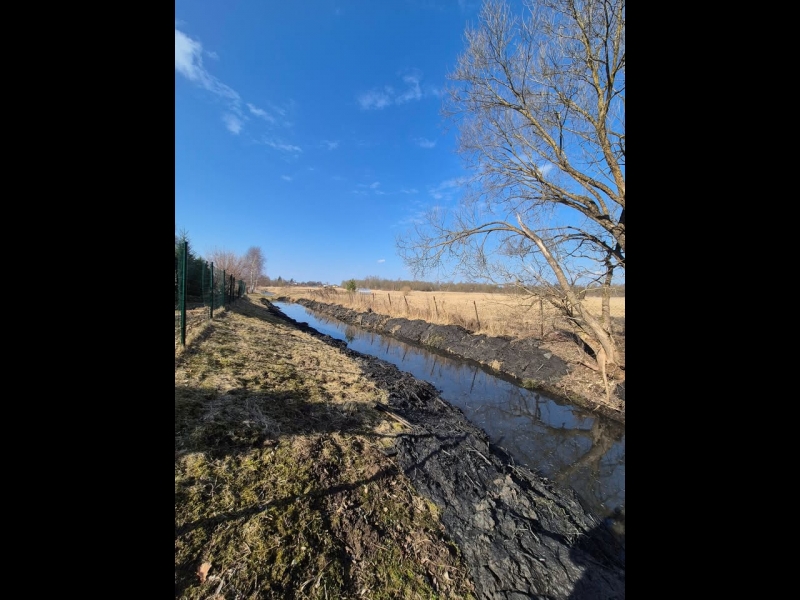 Upes gultnes attīrīšana no apauguma
