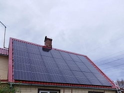 Saules paneļu sistēma uz slīpā jumta