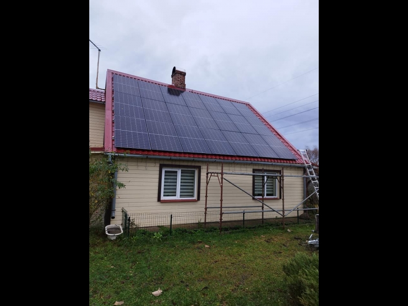 Saules paneļu sistēma uz slīpā jumta