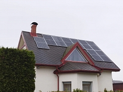 Fotoelektrisko paneļu sistēma uz mājas jumta