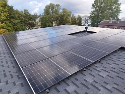 Saules elektrostacijas izbūve uz ēkas jumta pilsētā