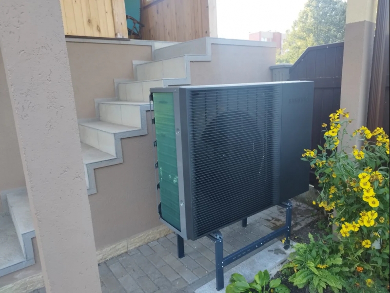 Saules elektrostacijas izbūve uz ēkas jumta pilsētā