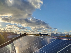 Saules paneļu sistēma uz jumta saulainā laikā