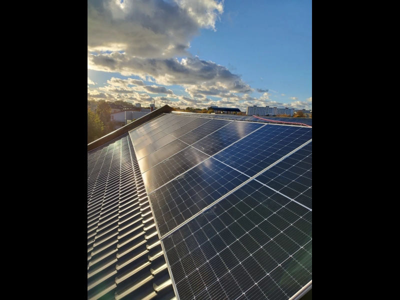 Saules paneļu sistēma uz jumta saulainā laikā