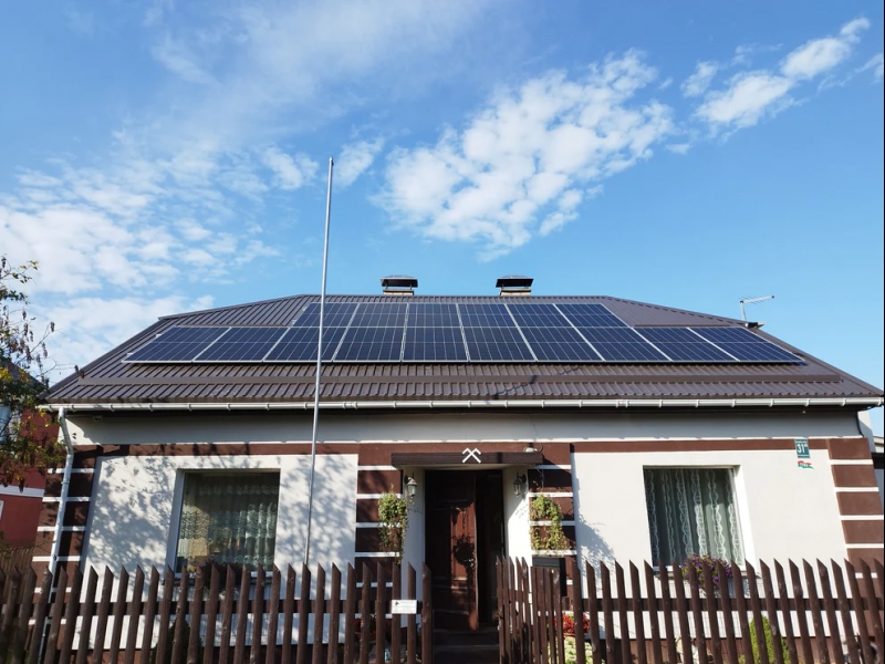 Saules elektrostacijas uzstādīšana uz dzīvojamās mājas jumta
