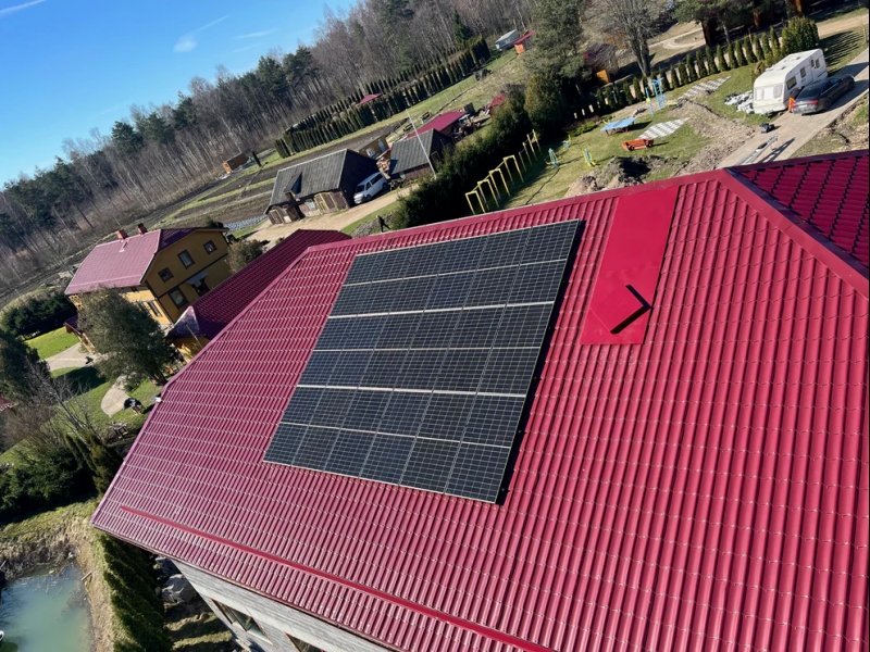 Fotoelektrisko paneļu sistēma uz mājas jumta