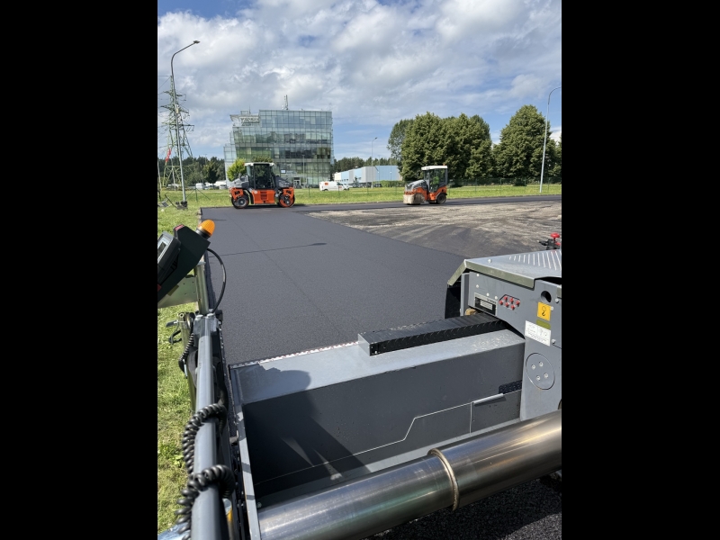 Asfalta seguma virskārtas atjaunošana stāvlaukumā