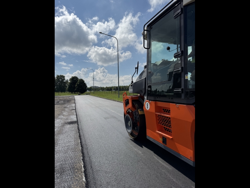 Asfalta seguma virskārtas atjaunošana stāvlaukumā