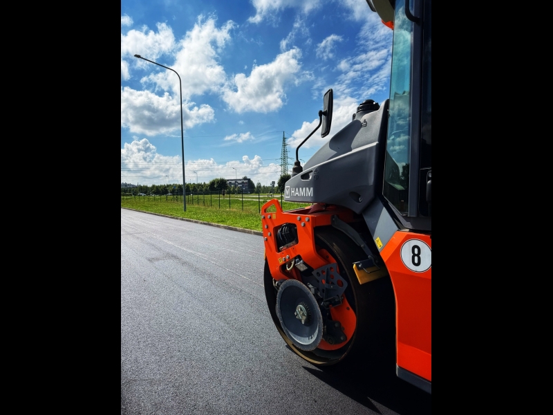 Asfalta seguma virskārtas atjaunošana stāvlaukumā