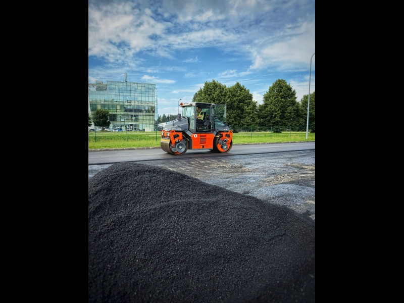 Asfalta seguma virskārtas atjaunošana stāvlaukumā