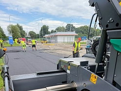 Asfalta seguma virskārtas atjaunošana stāvlaukumā