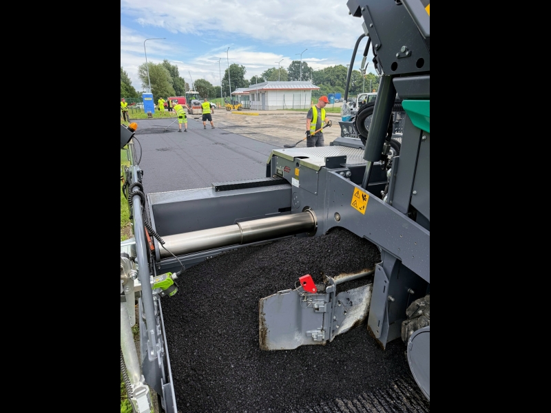 Asfalta seguma virskārtas atjaunošana stāvlaukumā