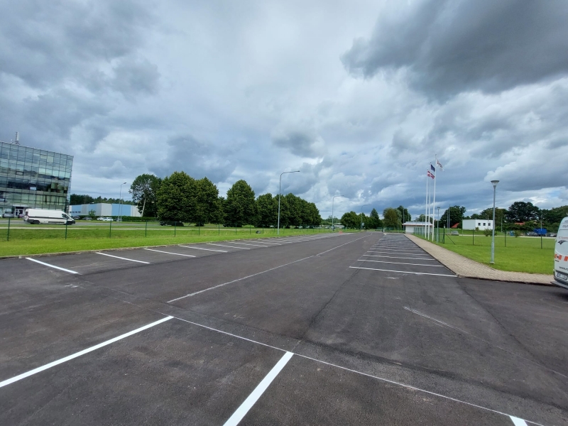 Asfalta seguma virskārtas atjaunošana un ceļa horizontālo apzīmējumu uzklāšana stāvlaukumā