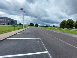 Asfalta seguma virskārtas atjaunošana un ceļa horizontālo apzīmējumu uzklāšana stāvlaukumā