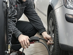 Autoservisa aprīkojums darbā