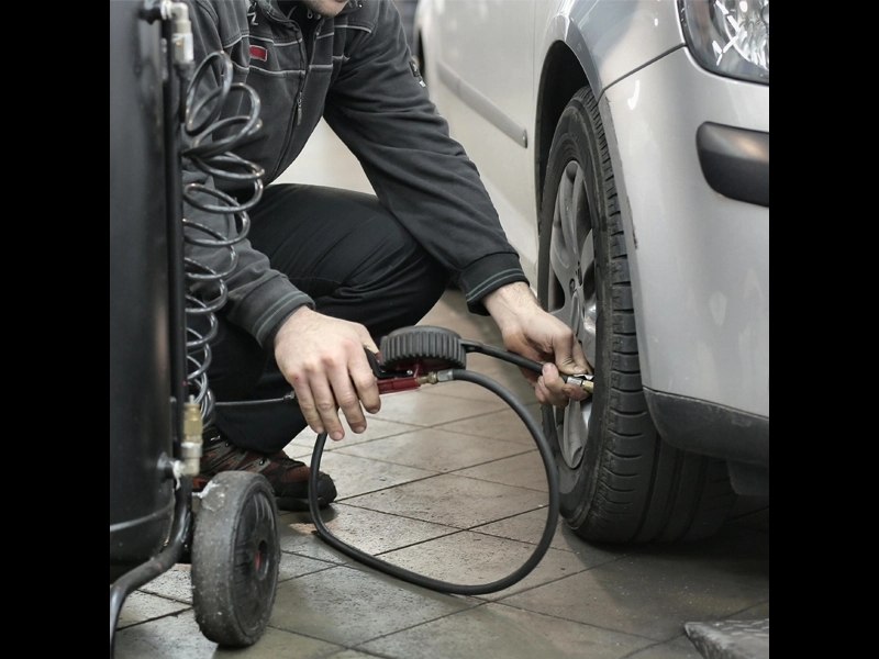 Autoservisa aprīkojums darbā