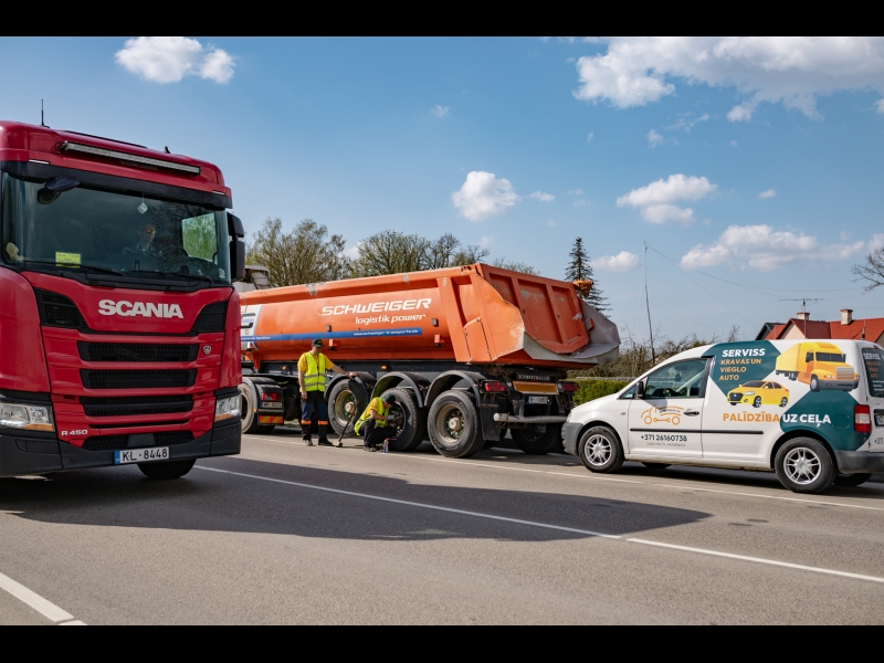 Palīdzība uz ceļa kravas auto