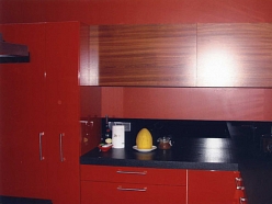 Sarkana virtuves iekārta