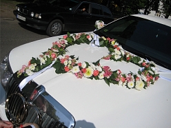 Kāzu auto dekorēšana ar ziediem