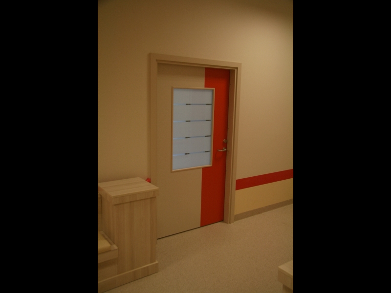 Medicīnas iestāžu durvis