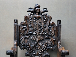 Masīva riekstkoka krēsls ar ādas sēdekli - restaurēts