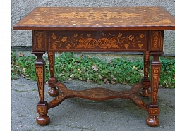 Bagātīgi intarsēts galds - restaurēts
