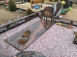 Granīta akmens kapu piemineklis un apmale