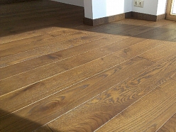 Profesionāla ozola un oša koka grīdu un parketa ieklāšana, restaurācija, tirdzniecība. Ražots Latvijā.