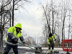 Bedrīšu remonts ar pilno tehnoloģiju, izmantojot karstā asfaltbetona maisījumu